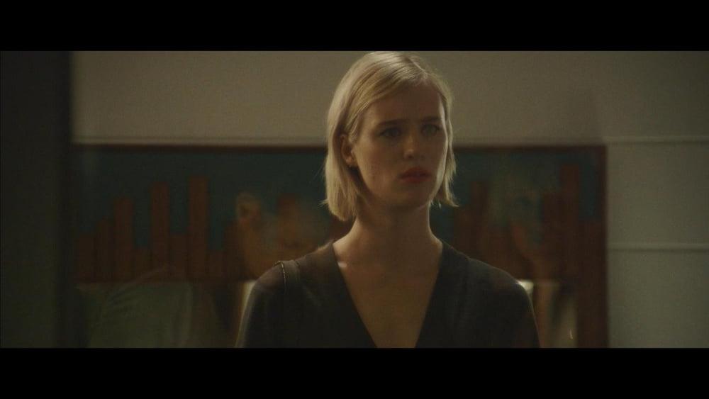 25P Mackenzie Davis my Ideal woman is flat chested.