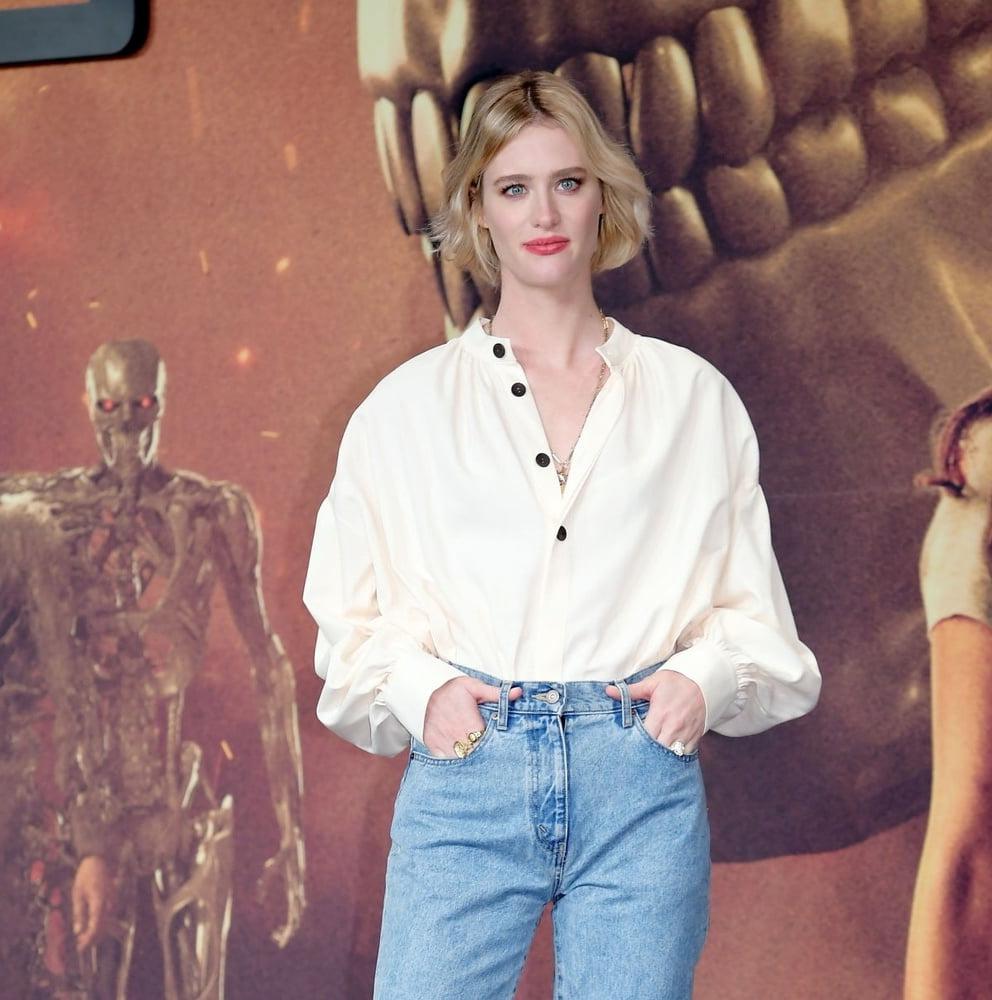 25P Mackenzie Davis my Ideal woman is flat chested.