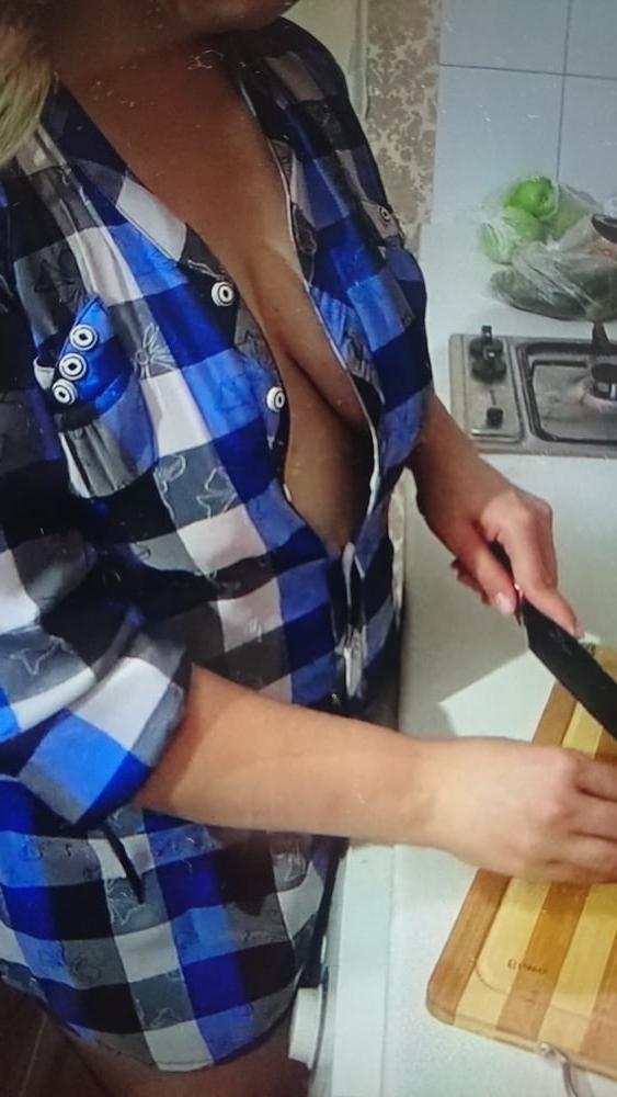25P Downblouse in kitchen