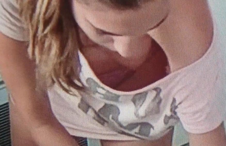 25P Downblouse in kitchen