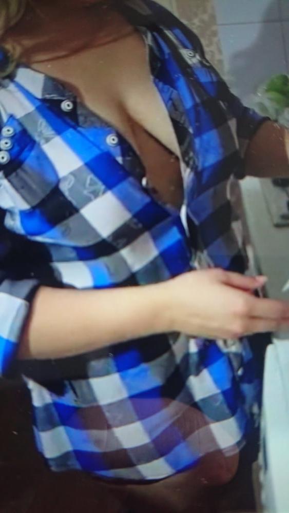 25P Downblouse in kitchen
