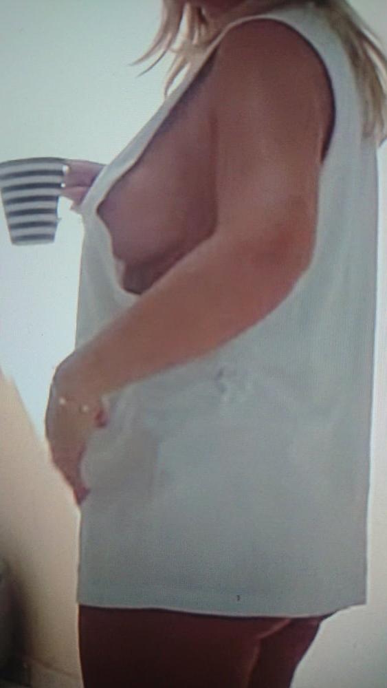 25P Downblouse in kitchen