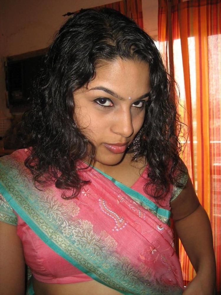 6P Beauty Aunty in Saree