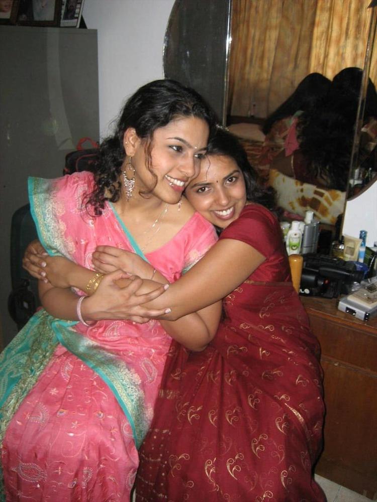 6P Beauty Aunty in Saree