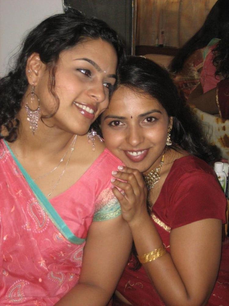 6P Beauty Aunty in Saree