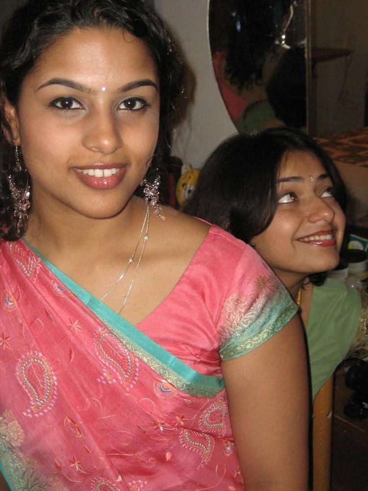 6P Beauty Aunty in Saree
