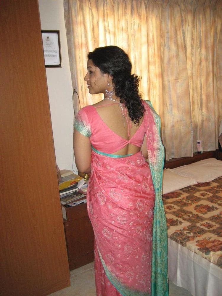 6P Beauty Aunty in Saree