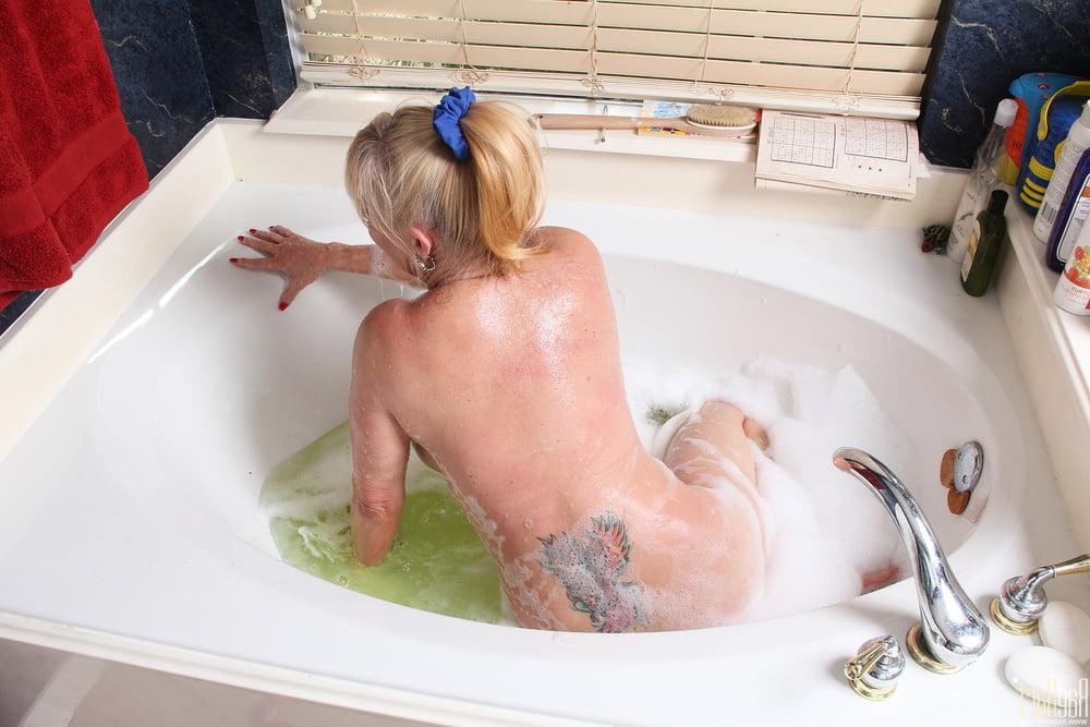 11P beauty mature in tub