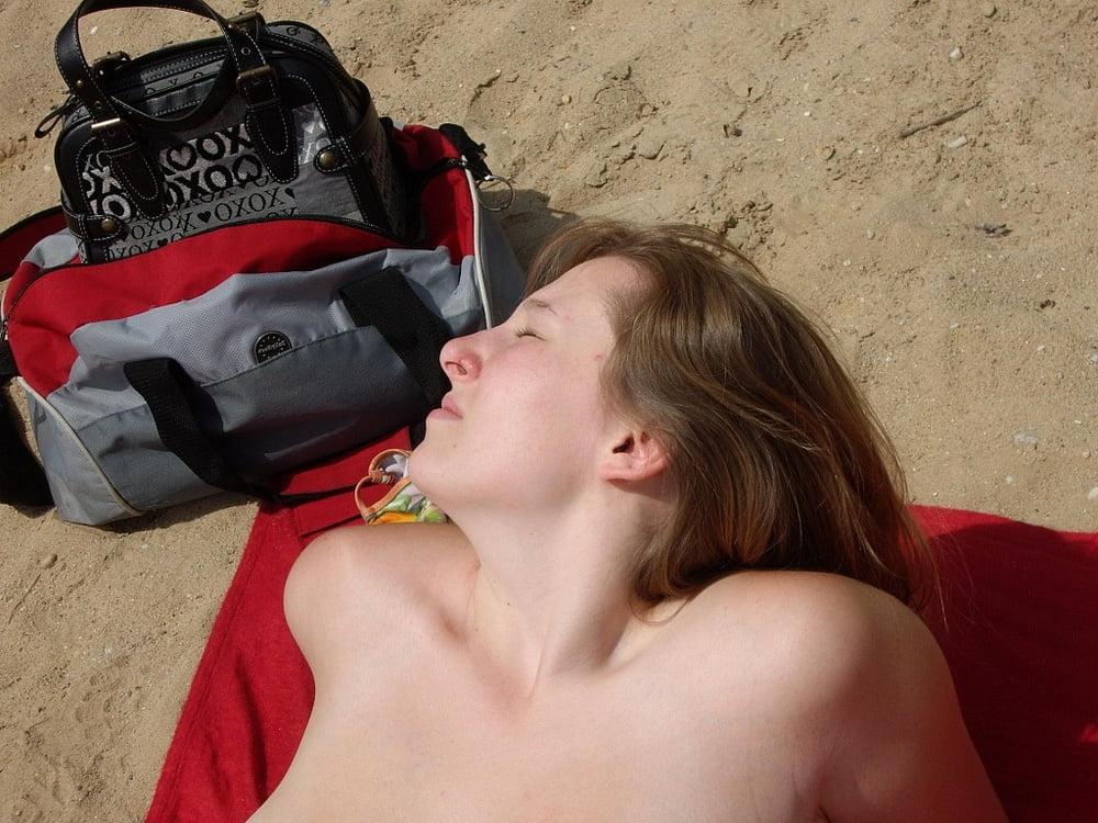 16P Daria topless on the beach