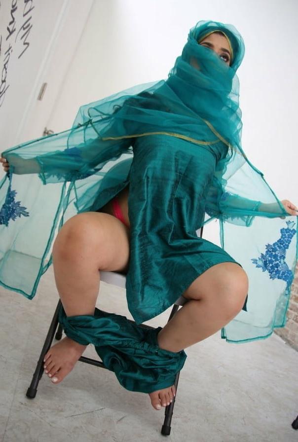 25P Desi randi aunt boob