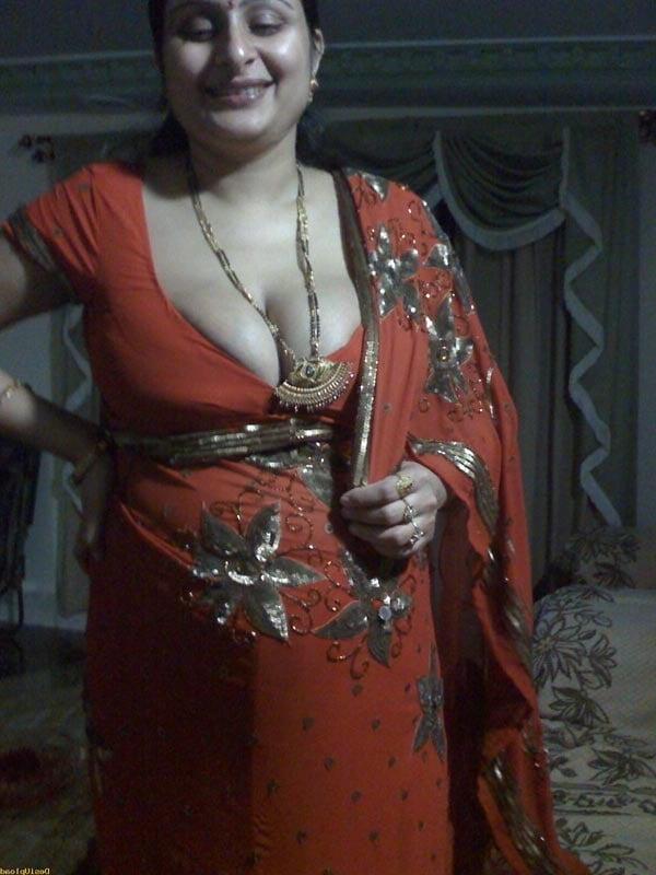 25P Desi randi aunt boob