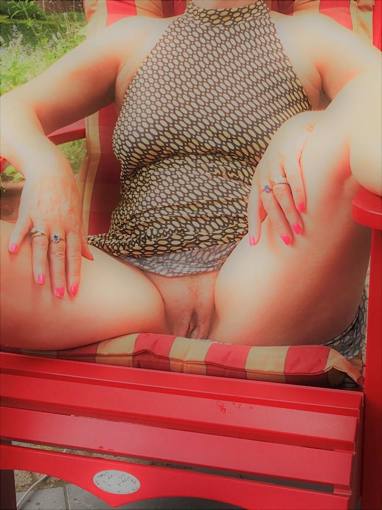 24P public showing my open wet pussy Amberx