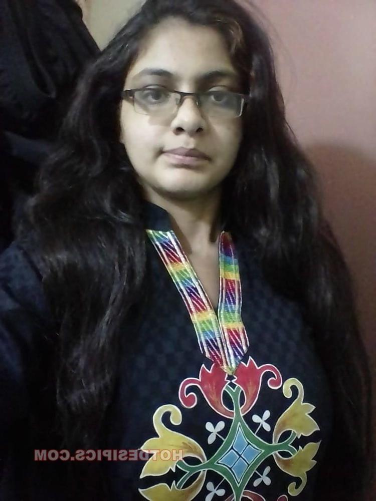 12P indian desi aunty showing her nude boobs