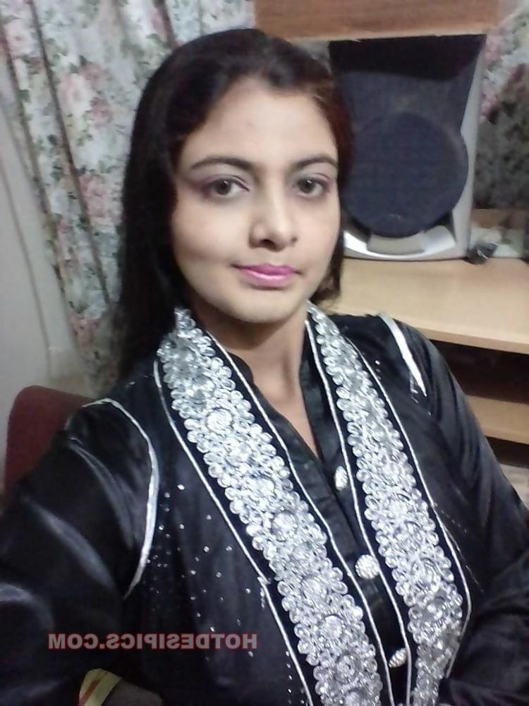 12P indian desi aunty showing her nude boobs