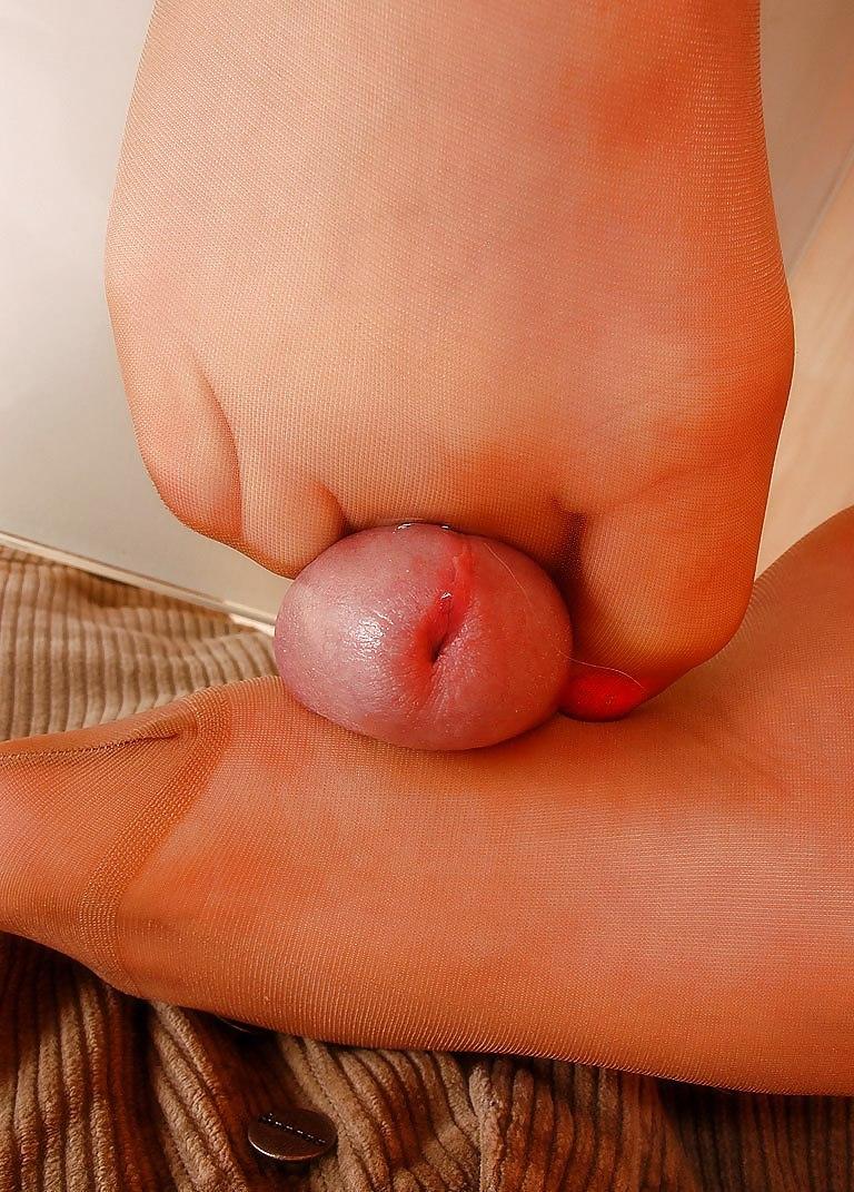25P Nylon footjob