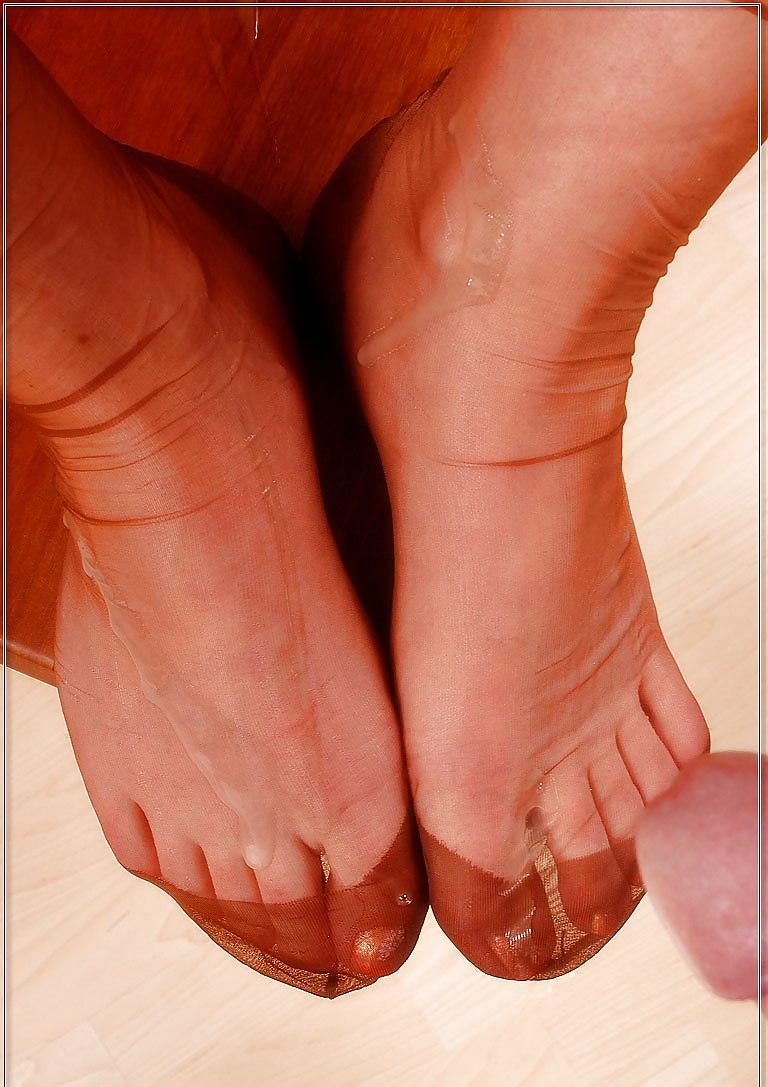 25P Nylon footjob