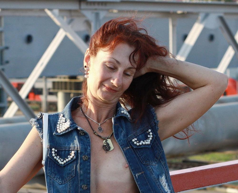 25P Downblouse &amp; Nipple Peeks 261