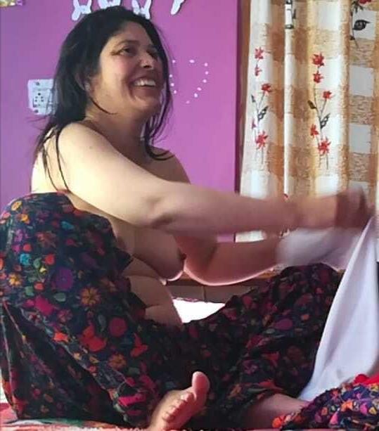 25P Desi Mature Aunty