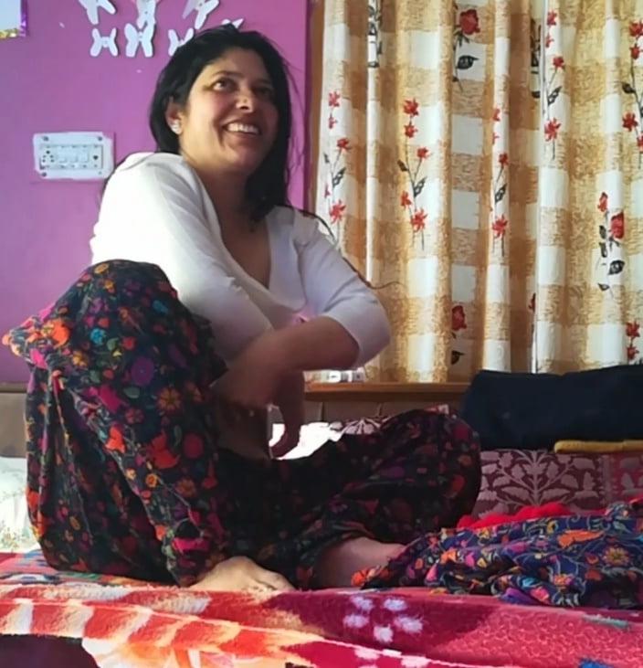 25P Desi Mature Aunty