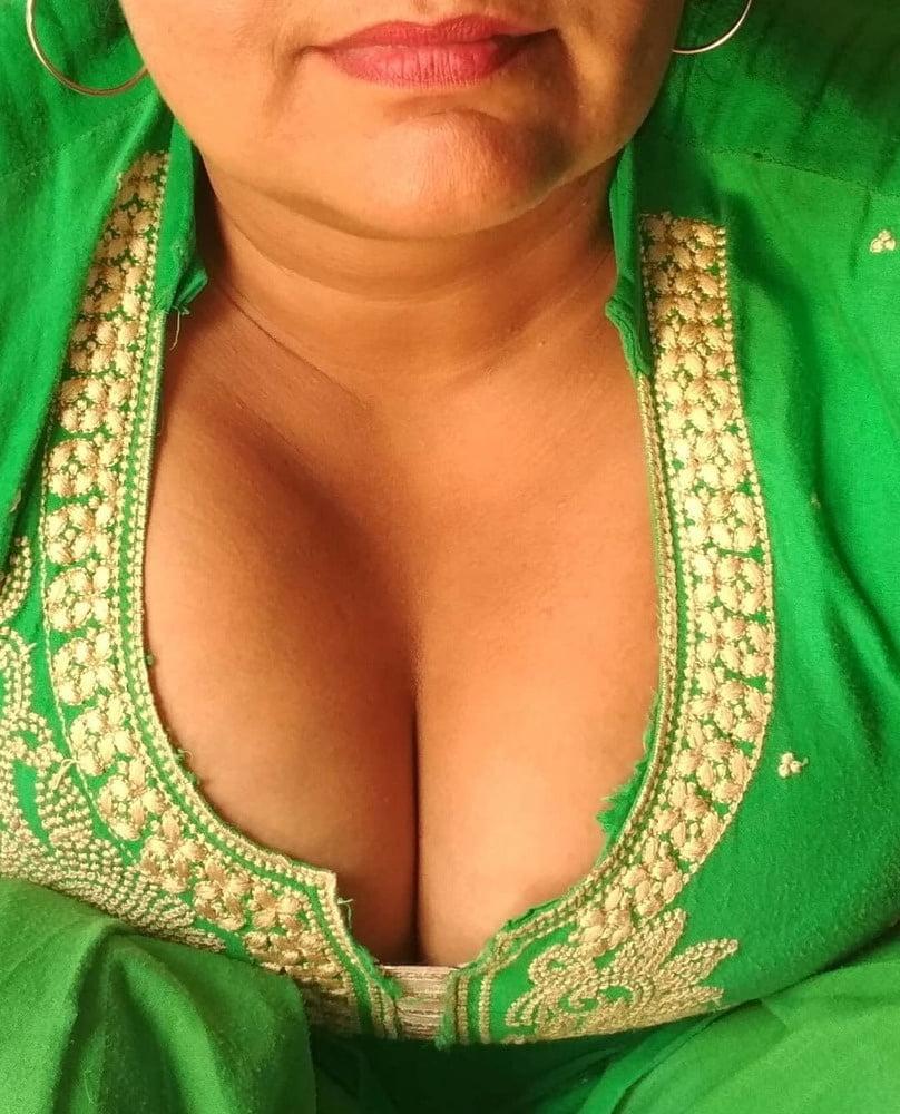 25P Desi NRI Bhabhi Hairy pussy ass panty