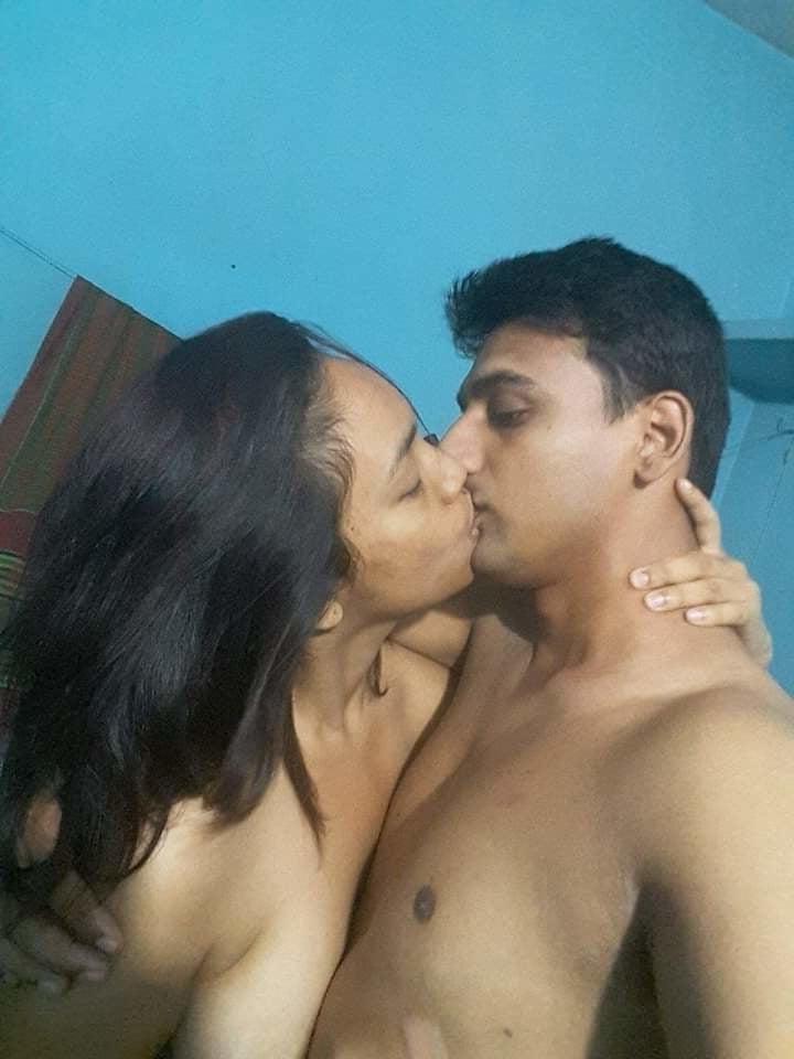 25P Desi nude bhabhi