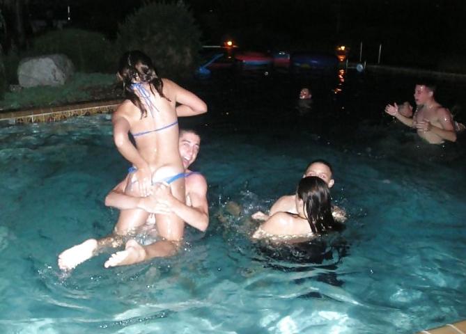 14P Pool party