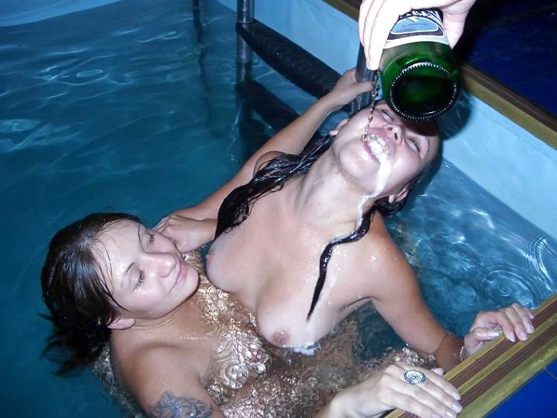 14P Pool party