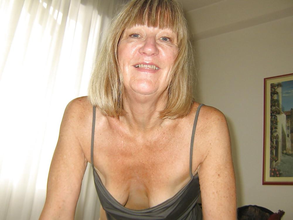 25P DOWNBLOUSE...OOPS MY NIPPLES V
