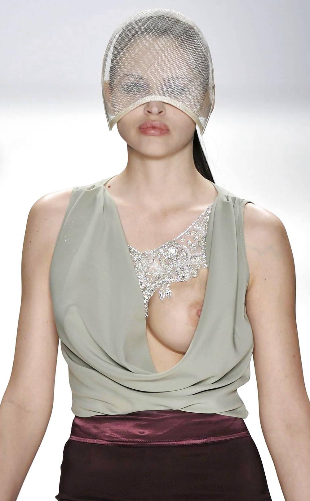 9P Hana Nitsche OOPS on Runway