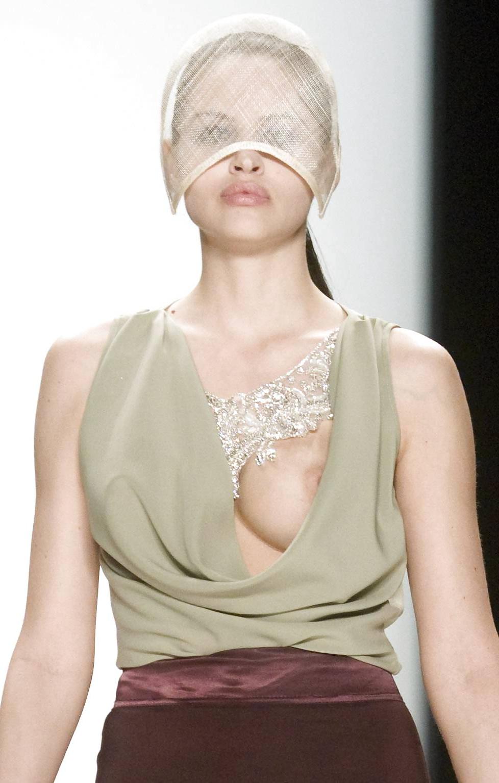 9P Hana Nitsche OOPS on Runway