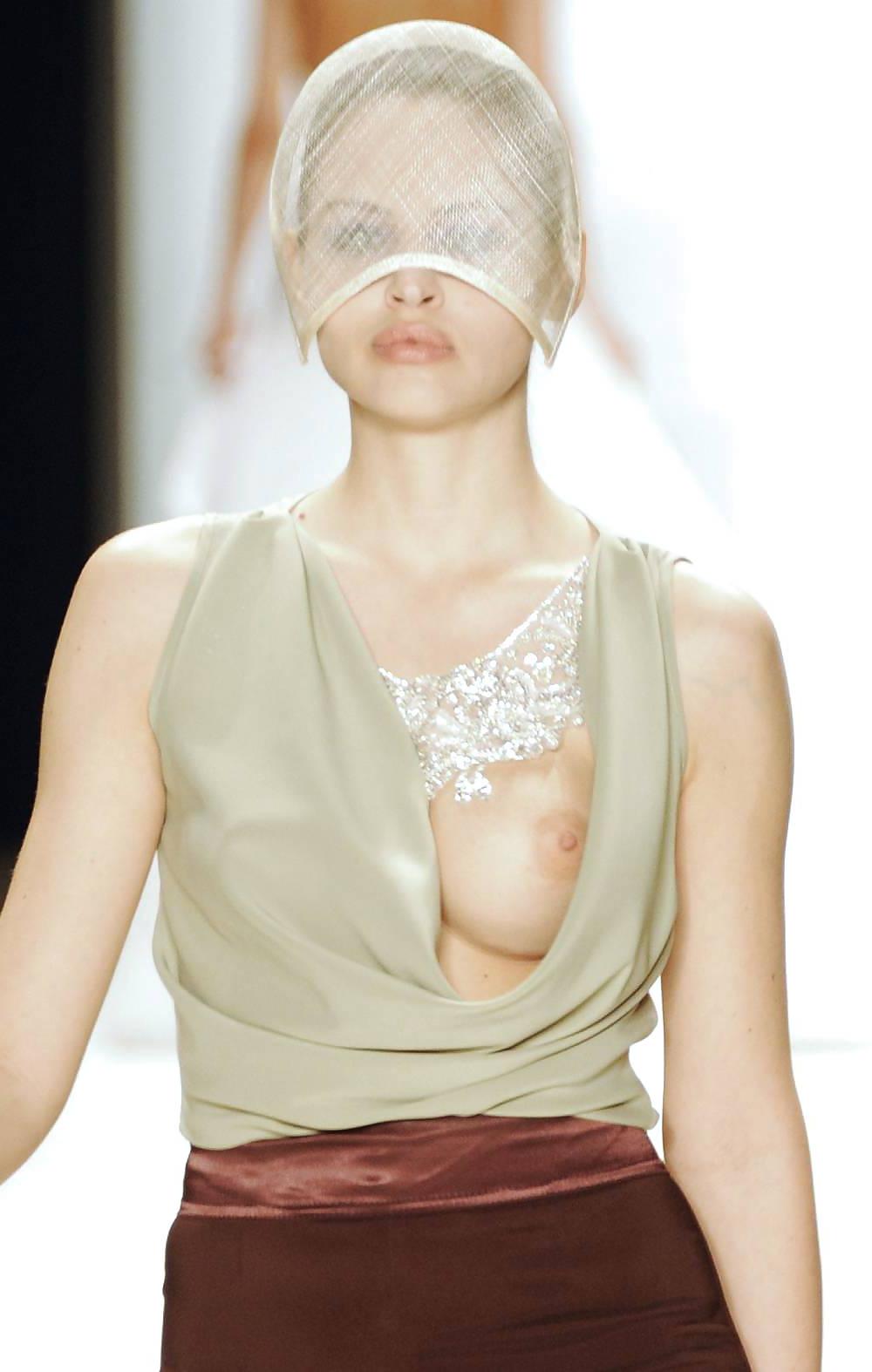 9P Hana Nitsche OOPS on Runway