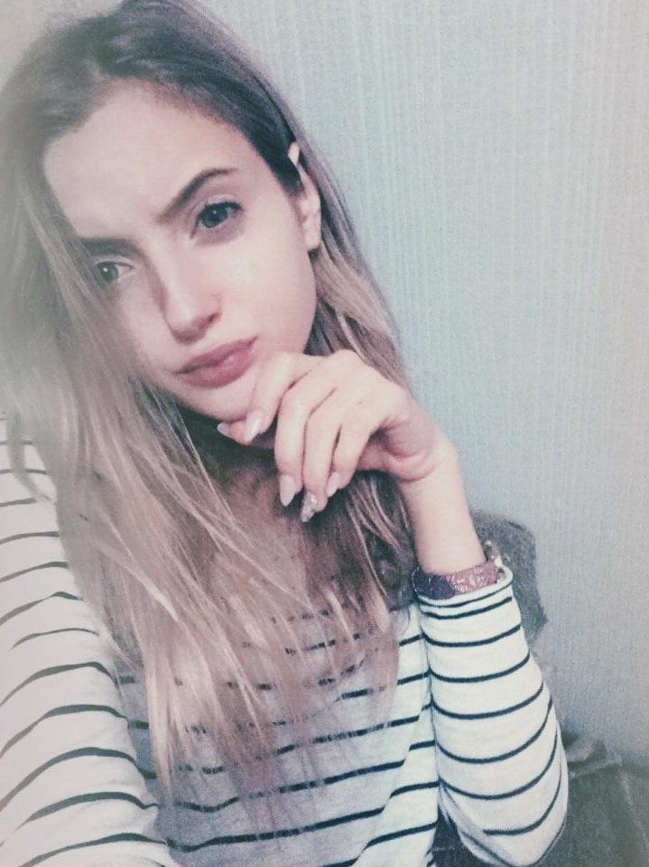 21P Young beauty sucks Curling Iron like a dick