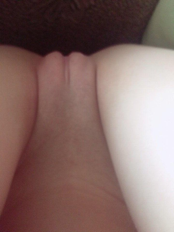 21P Young beauty sucks Curling Iron like a dick