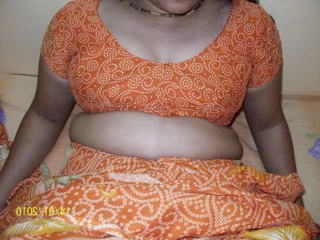 25P Hot &amp; sexy Desi Indian Aunty in saree panty pussy show