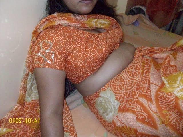 25P Hot &amp; sexy Desi Indian Aunty in saree panty pussy show