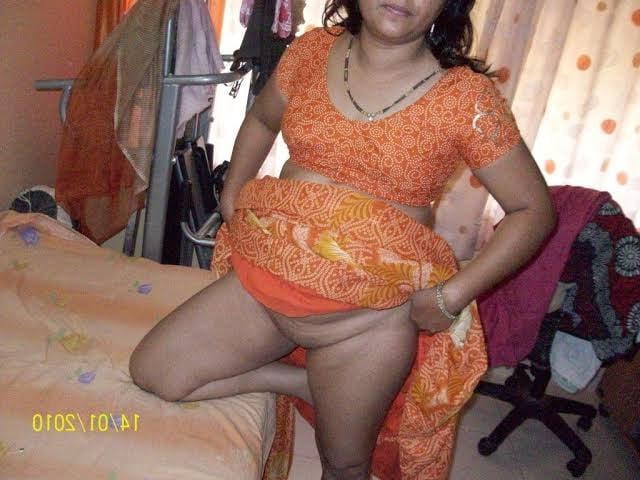 25P Hot &amp; sexy Desi Indian Aunty in saree panty pussy show