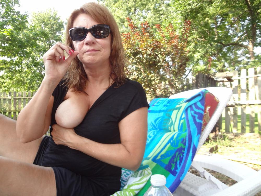 25P Sexy mature beauty with hairy pussy