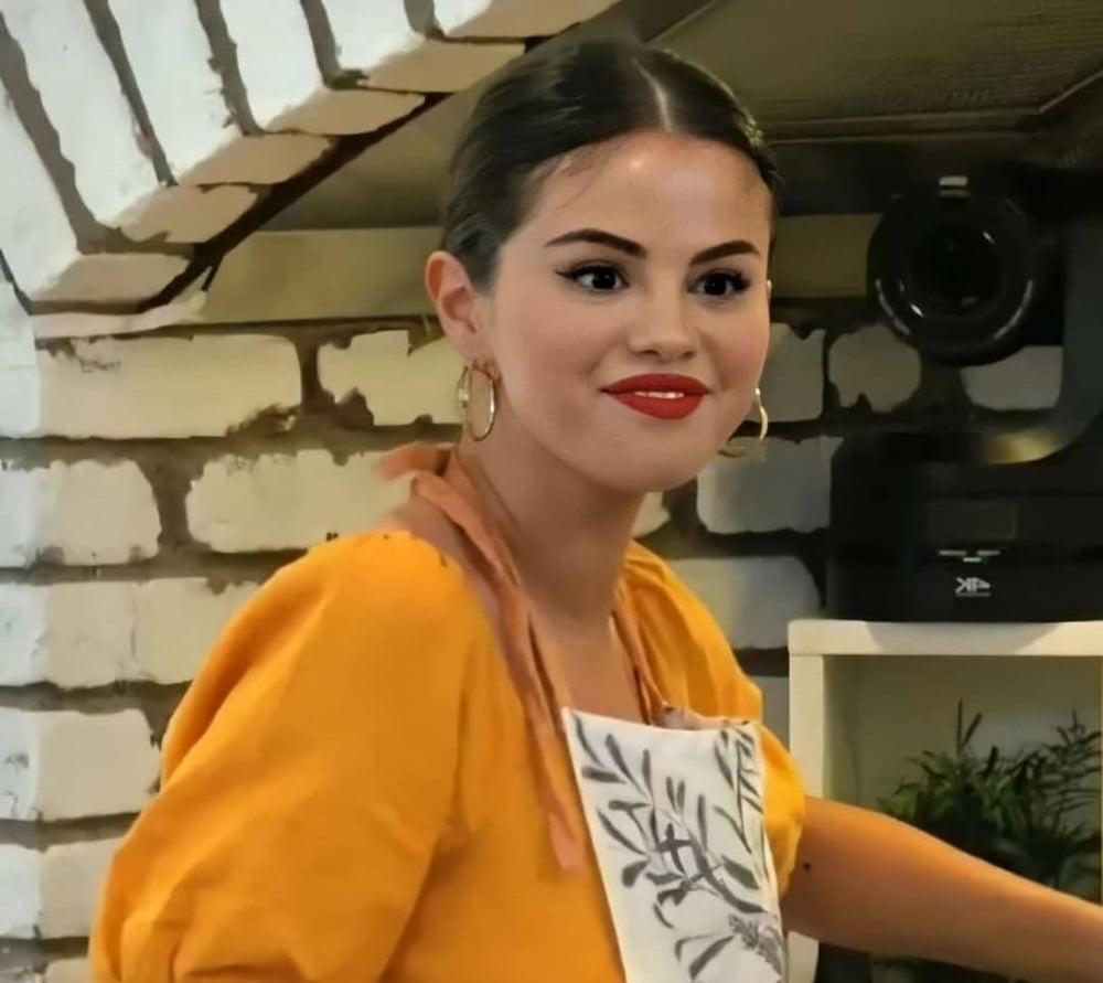 7P SELENA GOMEZ ... LOOK AT THIS HOT BEAUTY !!!