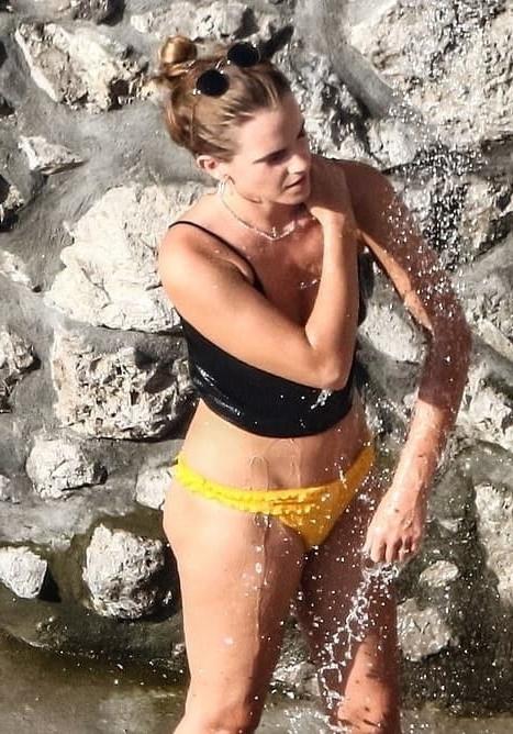10P Emma Watson News Pictures Bikini Downblouse Ass