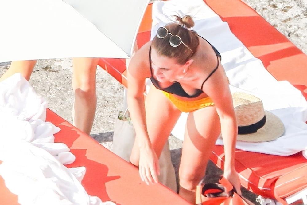 10P Emma Watson News Pictures Bikini Downblouse Ass