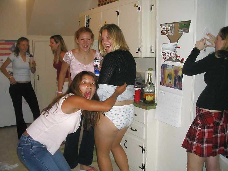 25P Misc Amateurs college girls Pantsed