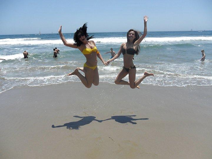 4P 2 sexy chicks at beach!!!