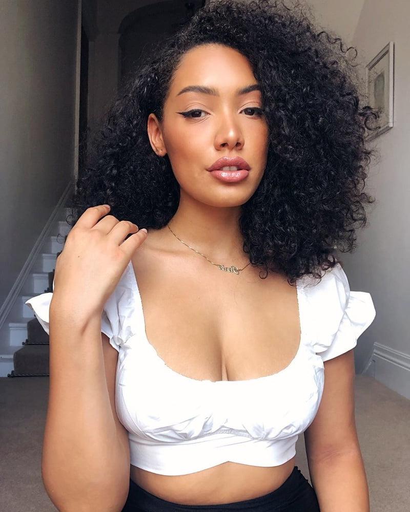 25P Thick curvy black beauty Paris