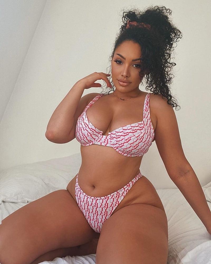 25P Thick curvy black beauty Paris
