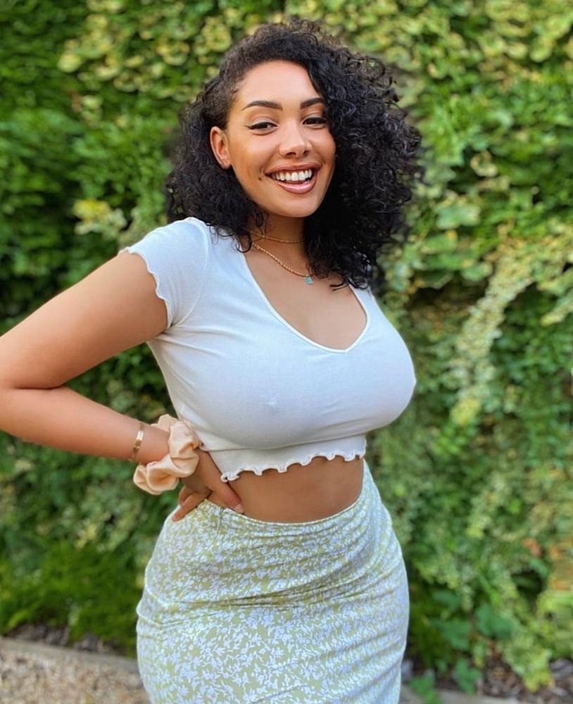 25P Thick curvy black beauty Paris