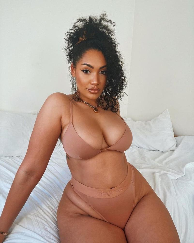 25P Thick curvy black beauty Paris
