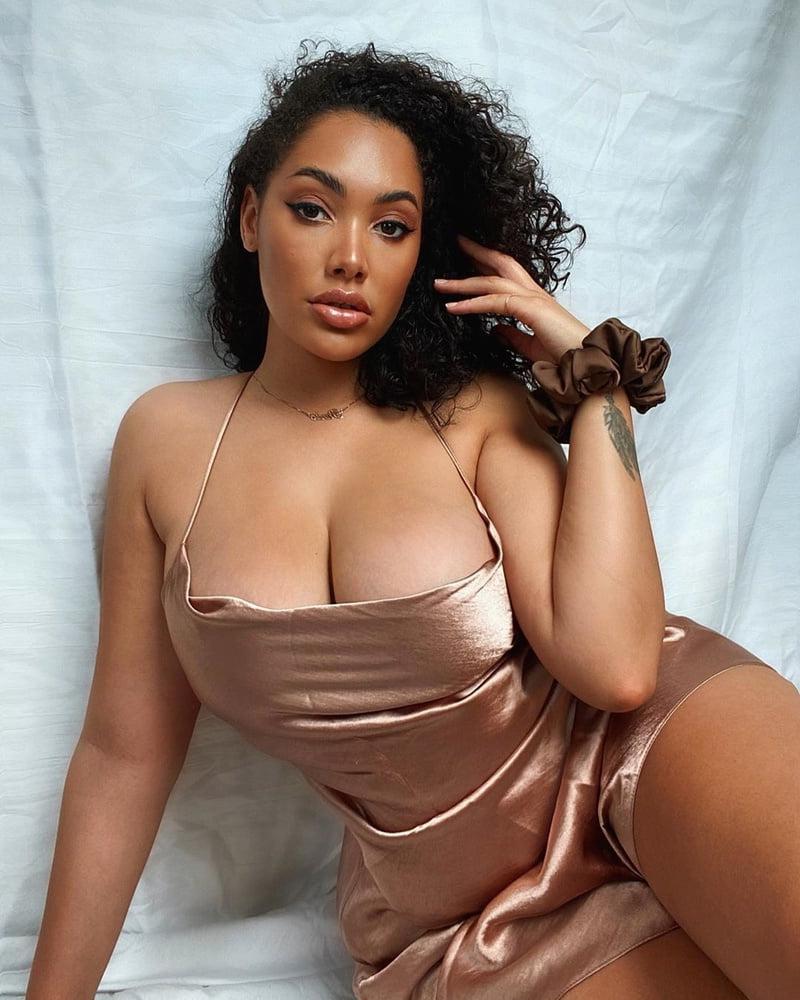 25P Thick curvy black beauty Paris
