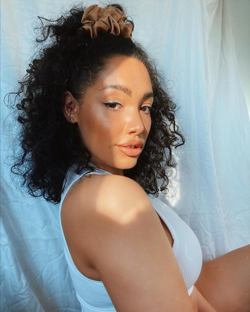 25P Thick curvy black beauty Paris