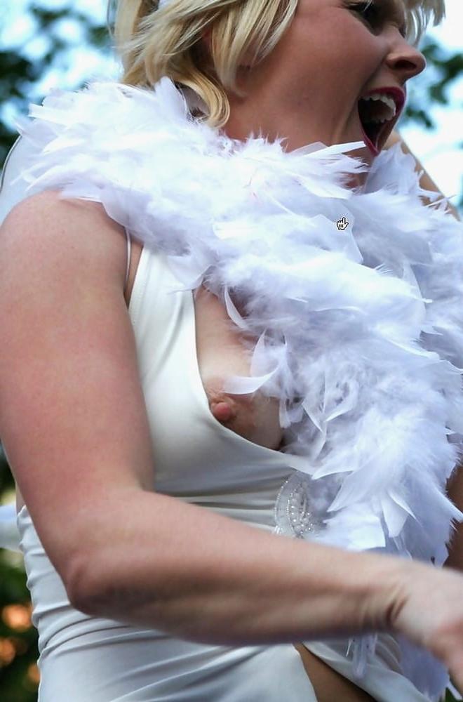 25P Downblouse &amp; Nipple Peeks 260