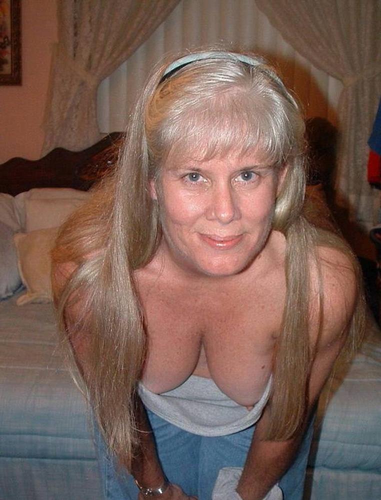 25P Downblouse &amp; Nipple Peeks 260
